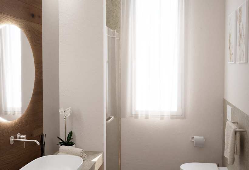 Bagno ristrutturato con sanitari sospesi