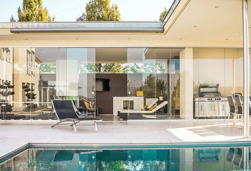 Serramenti vetrati installati su una terrazza